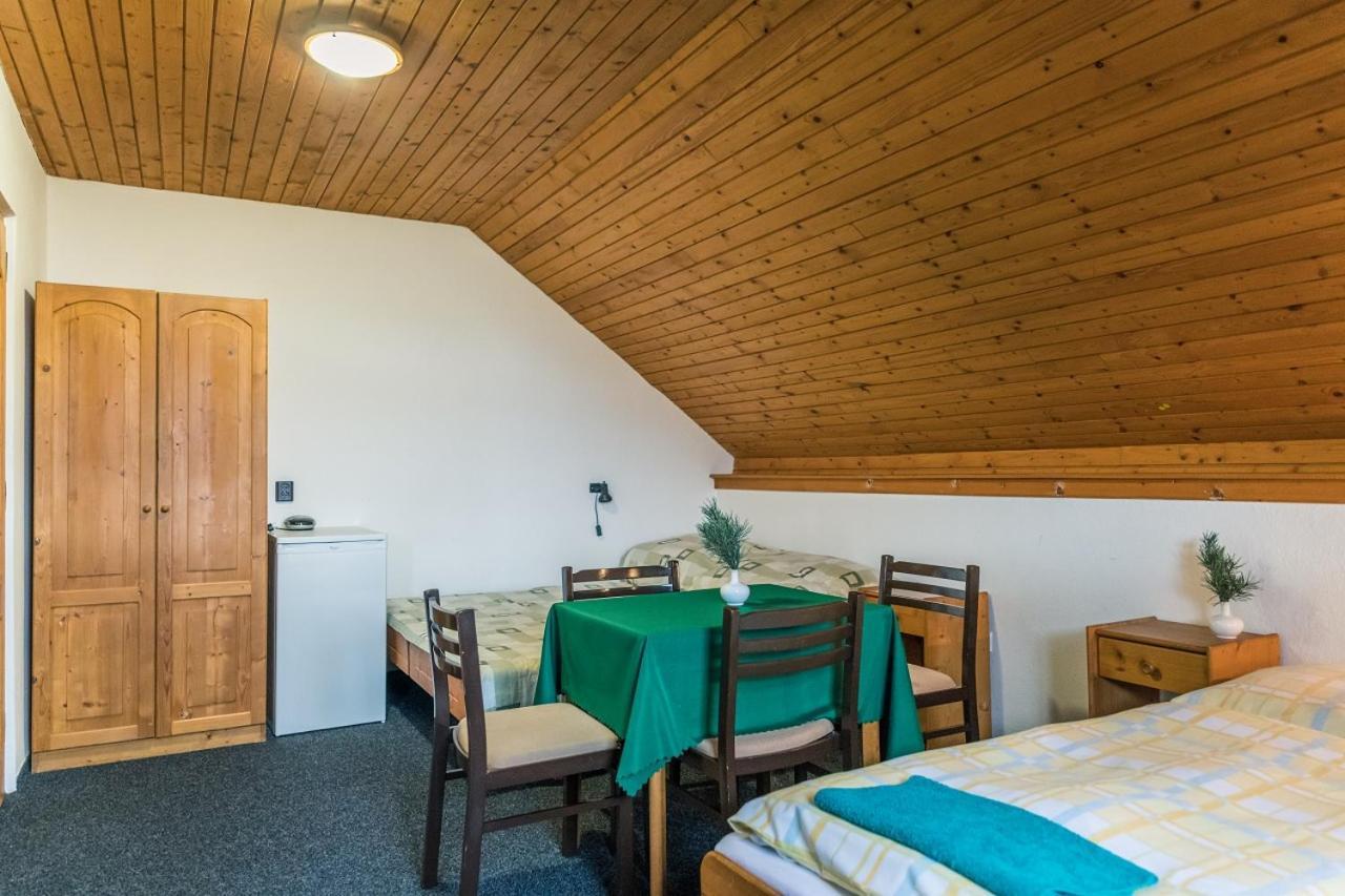 Penzion Familia Antol Ліптовський Мікулаш Екстер'єр фото